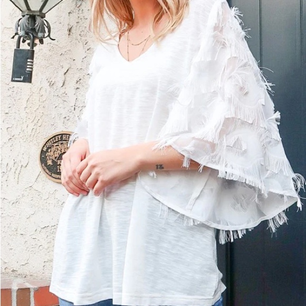 ANDTHEWHY Elegant White Top with Textured EYELASH Sleeves